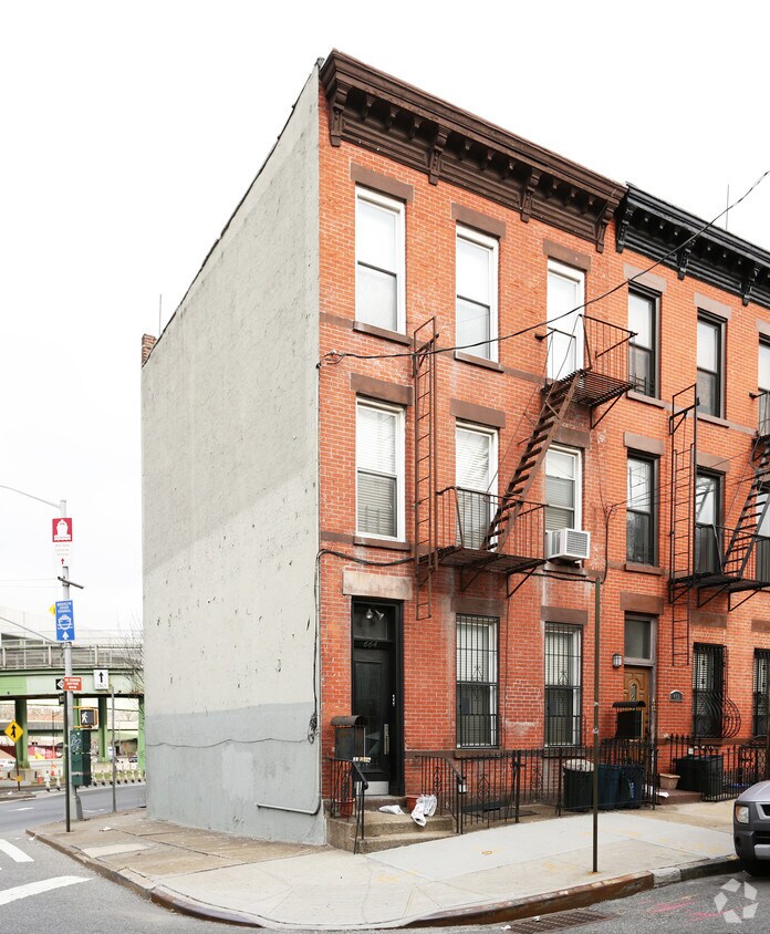Primary Photo - 664 Henry St