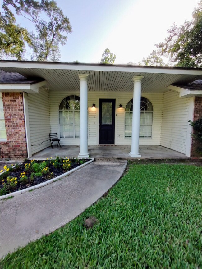 Building Photo - 1 Briar Oak Cir