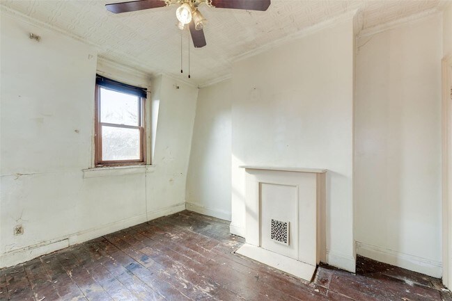 Interior Photo - 139 E 150th St