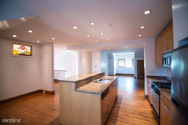 Building Photo - 3 br, 1 bath Apartment - 2556 North Kimball