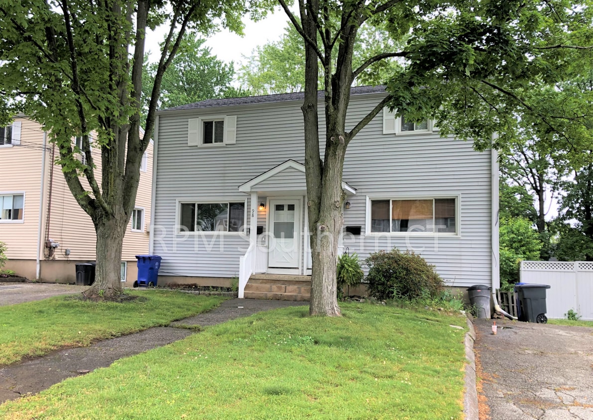 Recently Updated 2 Bedrooms Half Duplex House Rental in Norwalk