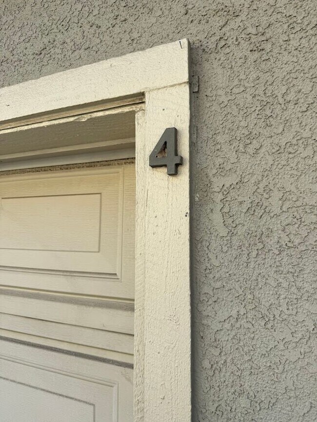 Foto del edificio - Beautiful 3 Bedroom 2 1/2 Bathroom Granada Hills Townhouse! Must See! Ready For Move-In!
