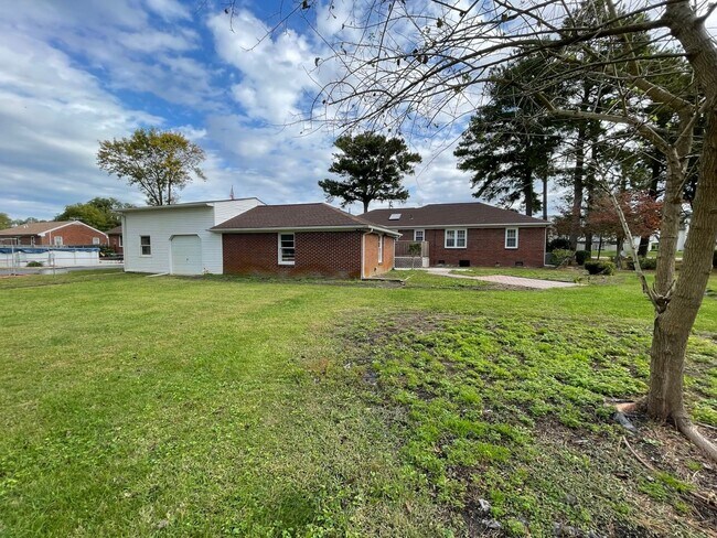 Foto del edificio - All Brick Ranch Home in Kempsville W/HUGE Yard - Sunroom - Detached 2-Car Garage PLUS Workshop & ...