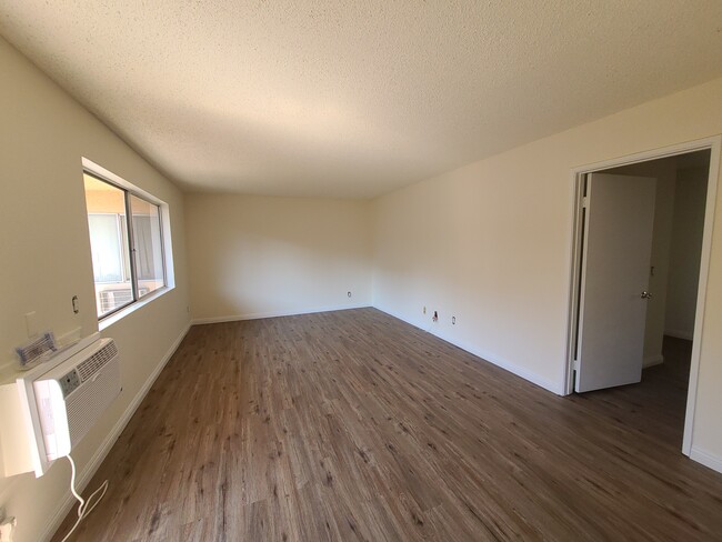 Living Room - 516 N Berendo St