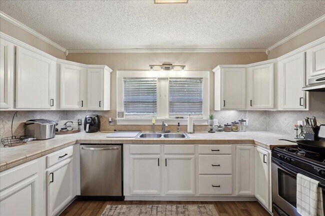 Foto del edificio - 751 Bridgeview St