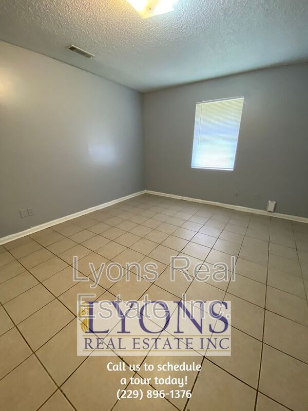 Building Photo - 1026 S Gordon Ave