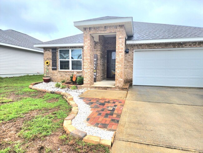 Building Photo - Beautiful, Pet Friendly 4/2 Solar Powered ...