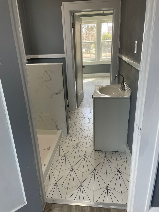 Bath - 2601 Fort Ave