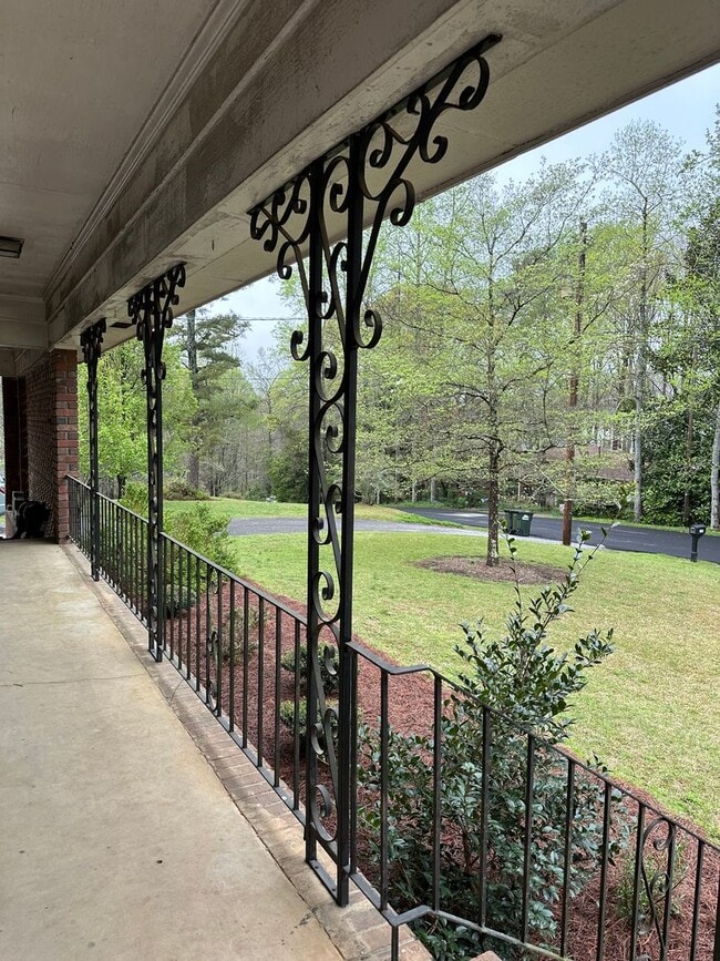 Foto del edificio - Large Home on the Eastside on a deadened street - Pre Lease