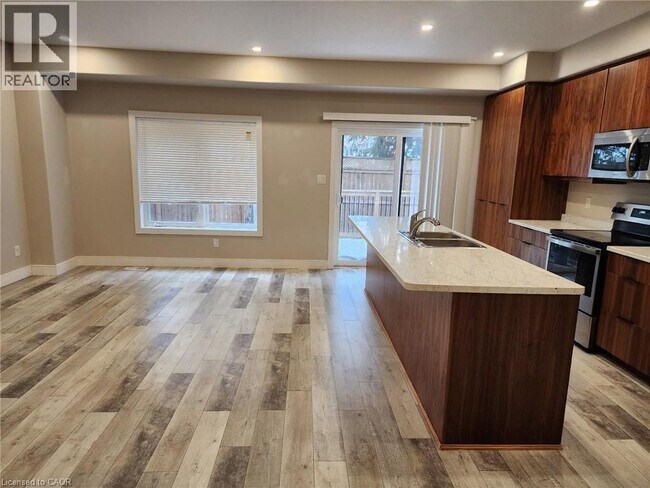 Photo du bâtiment - 291 Falcon Dr