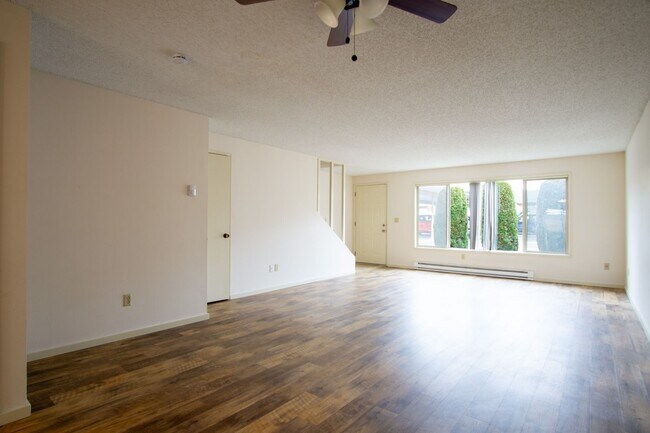 Foto del edificio - VERY Spacious Corner Townhouse with Private Patio, DW, W/D Hookups!