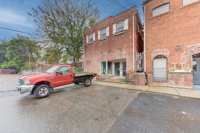 Building Photo - 750 Main St