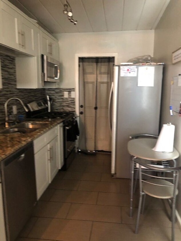 Foto principal - Adorable 2 bed 1 bath in IB with yard and ...