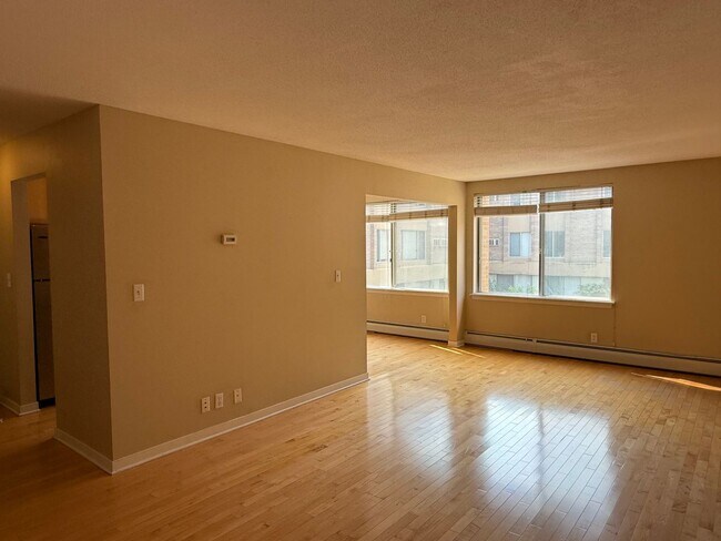 Foto del edificio - Lovely Lowry Hill 1 Bedroom Condo