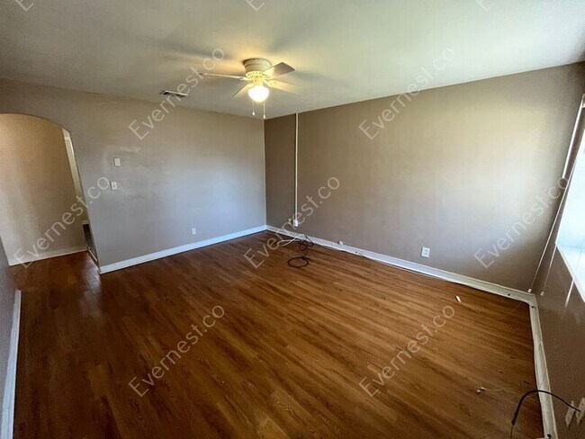 Building Photo - 5601 Belaire Dr