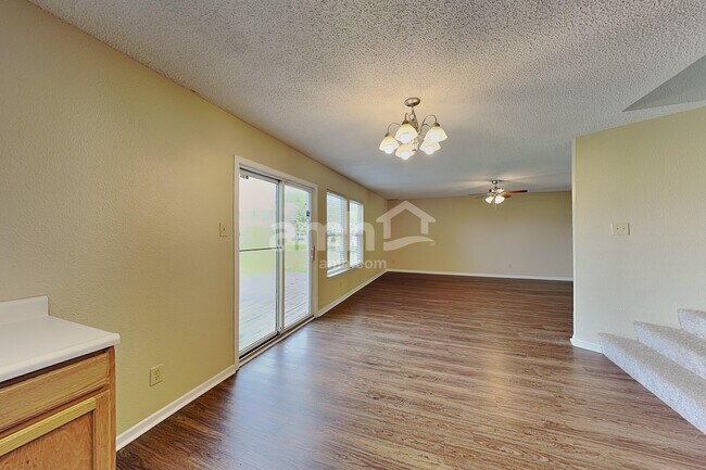Foto del edificio - 14470 Forsythia Ln