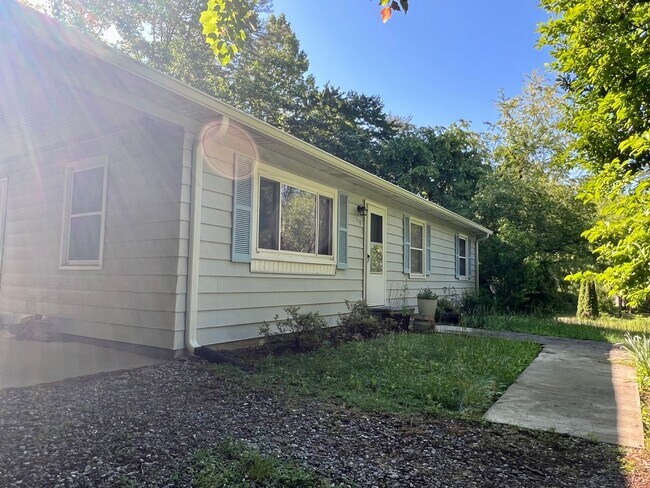Foto del edificio - 3 Bedroom home for rent in Hendersonville!