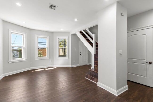 Foto del edificio - 322 Rutherford Blvd