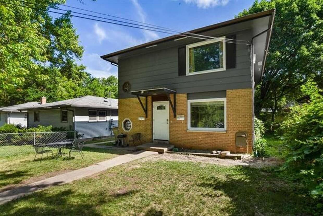 Primary Photo - 409-411 Bram Street