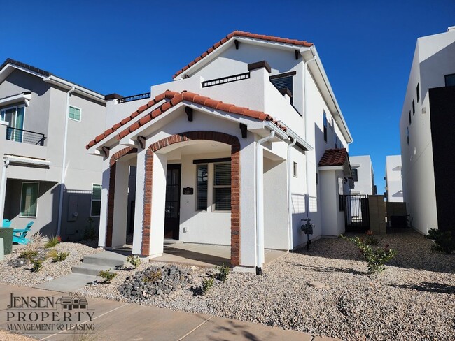 Building Photo - Brand New Town Home in Desert Color