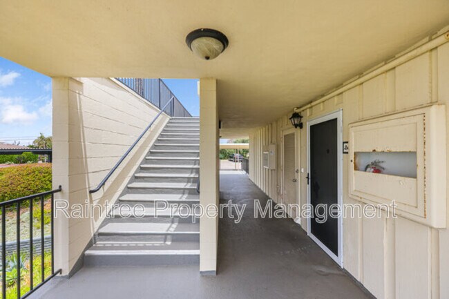 Building Photo - 620 W Solana Cir