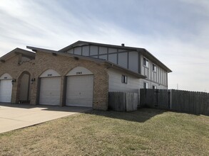Building Photo - 2303 S White Oak Dr