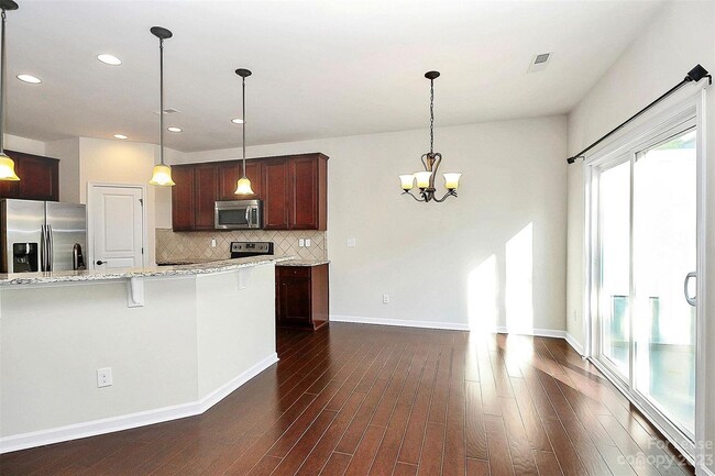 Building Photo - Cute three-bedroom townhome!