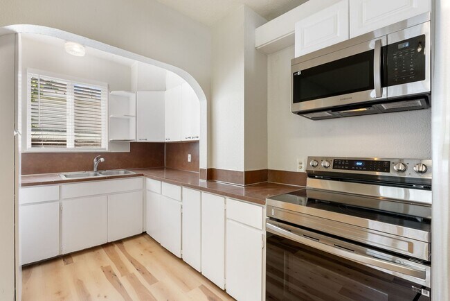 Building Photo - 3 BR Home near Springwater Trail and Powel...