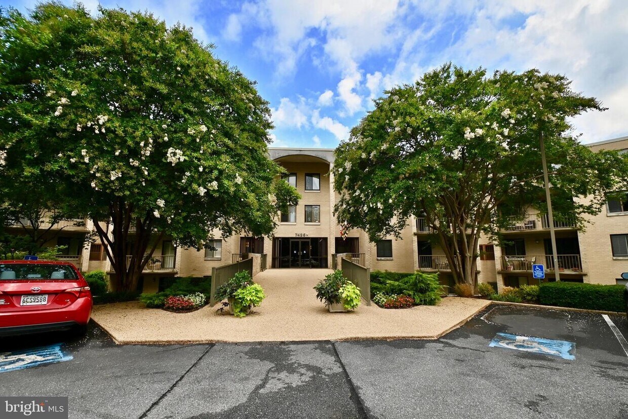 7425 Democracy Blvd Unit 11, Bethesda, MD 20817 Room for Rent in