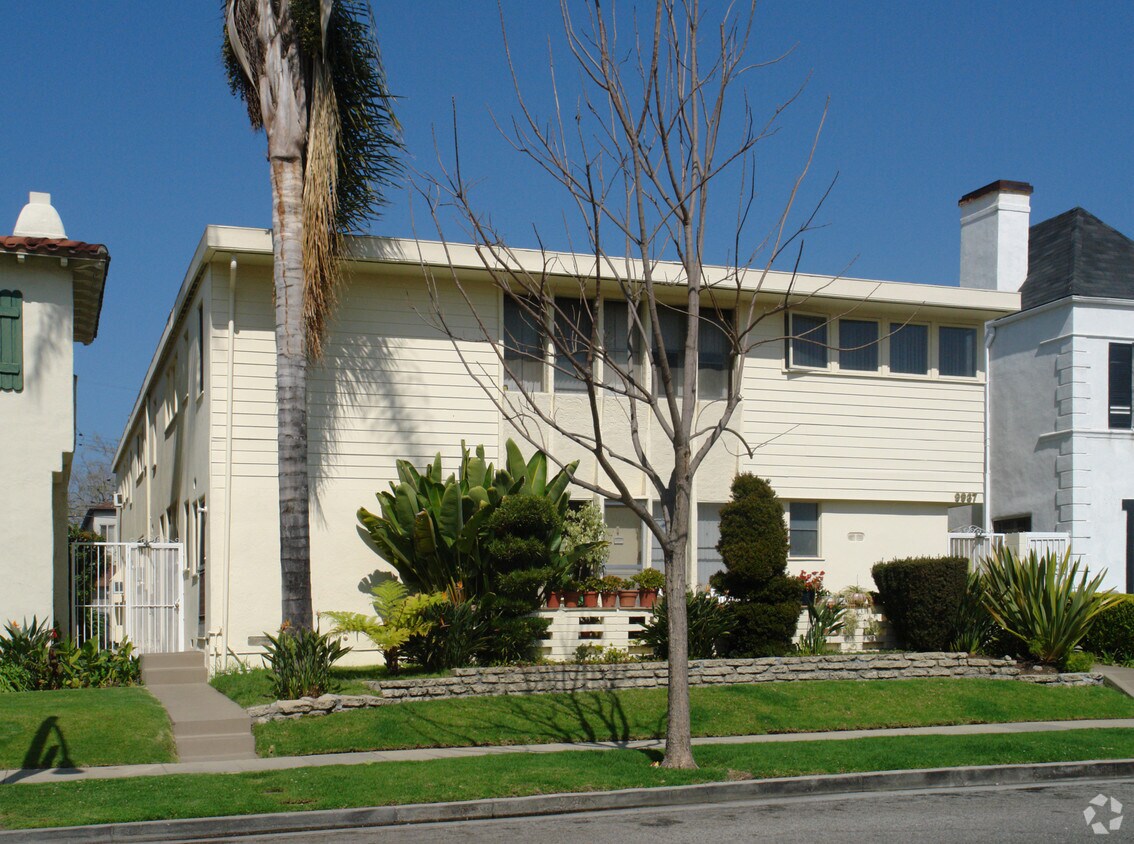 Building Photo - 9937 Young Dr
