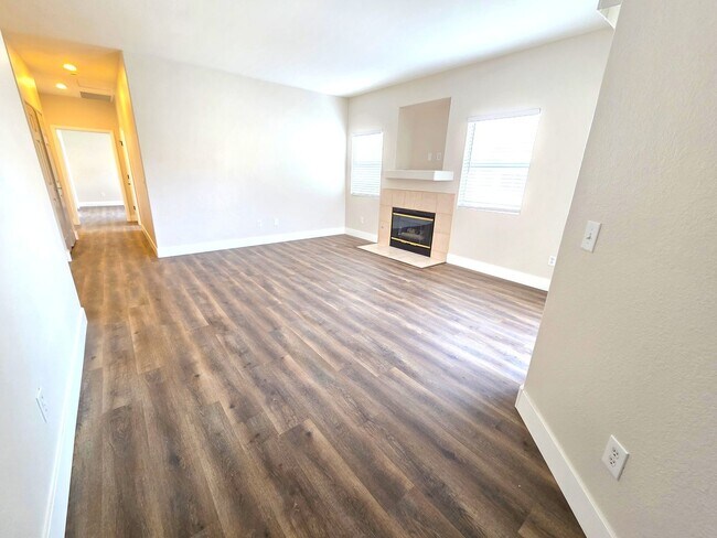 Building Photo - Newely Renovated Condo on the 2nd Floor in Gated Community