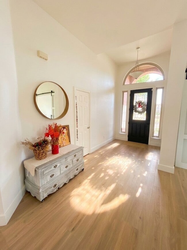 Foto del edificio - Beautiful single-story home for lease