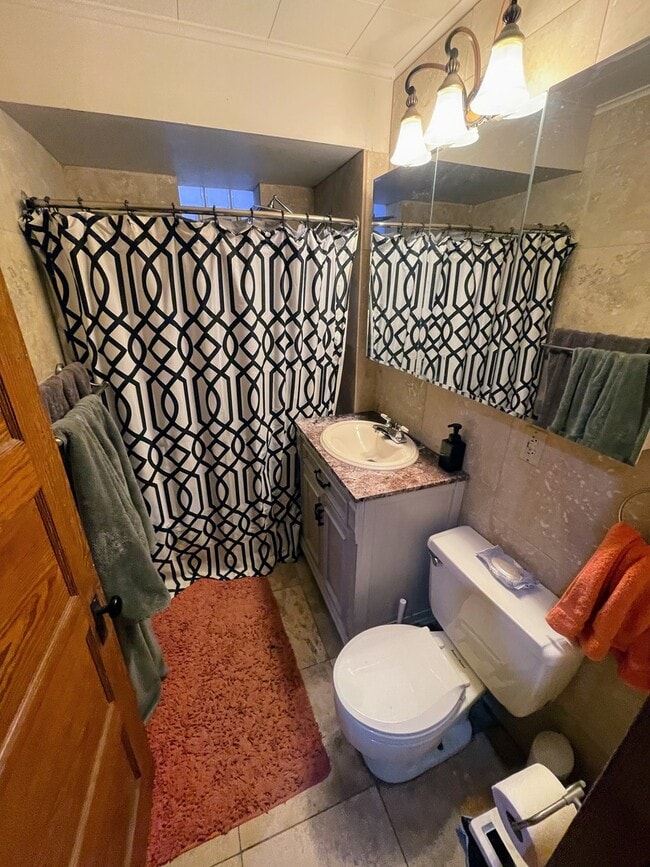 Building Photo - 827 W Aldine Ave