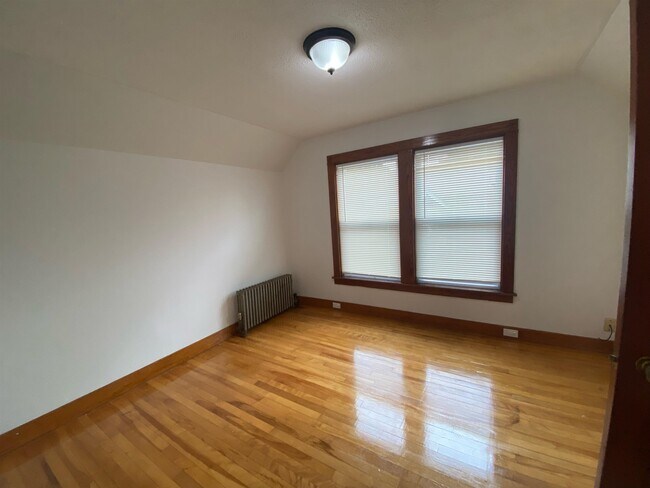 Building Photo - 10 Spruce Ave