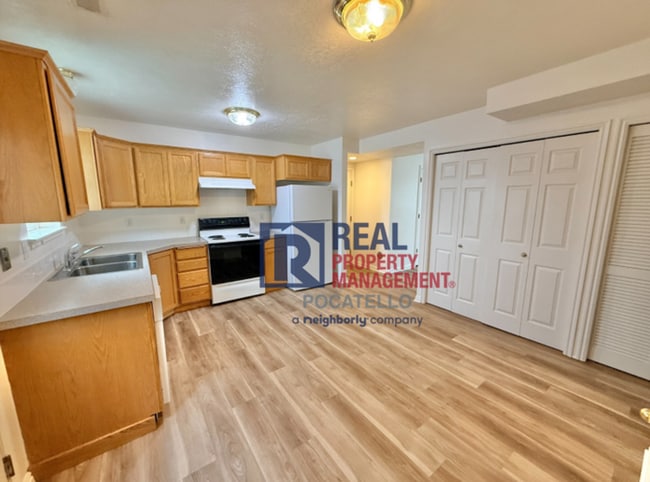 Foto del edificio - 3 Bedroom 1.5 Bath Apartment - 2 car garage