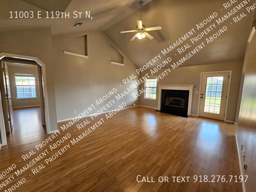 PRIME LOCATION! AVAILABLE NOW! - PRIME LOCATION!  AVAILABLE NOW!