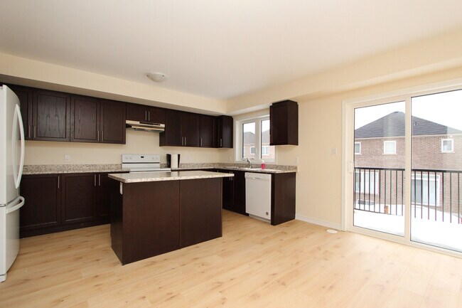 Photo du bâtiment - Stunning 3-Bedroom Townhouse for Rent in B...