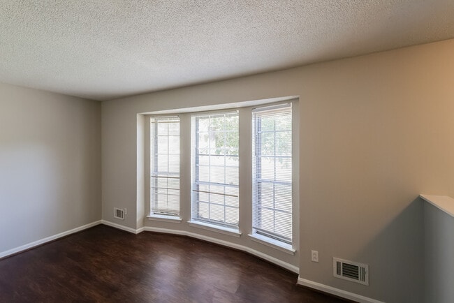 Building Photo - 1708 English Knoll