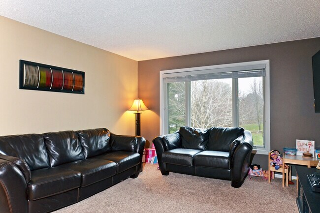 Building Photo - Beautiful 4-Bed 2-Bath Home in Eagan! Larg...