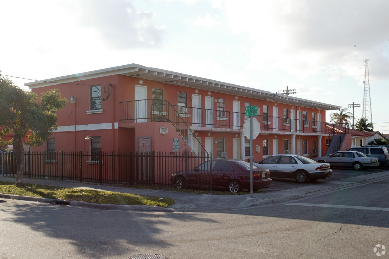 Building Photo - 570 W 25th St