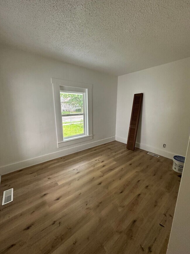Building Photo - 3 Bed 1 Bath with Fenced in Back Yard and ...