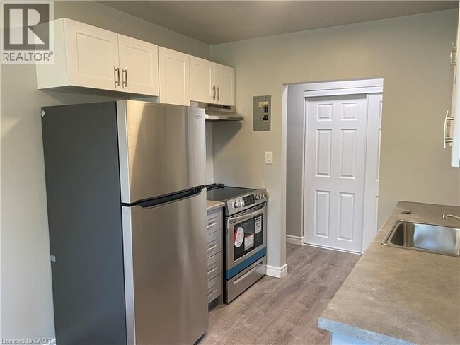 Building Photo - 154 Elgin St N