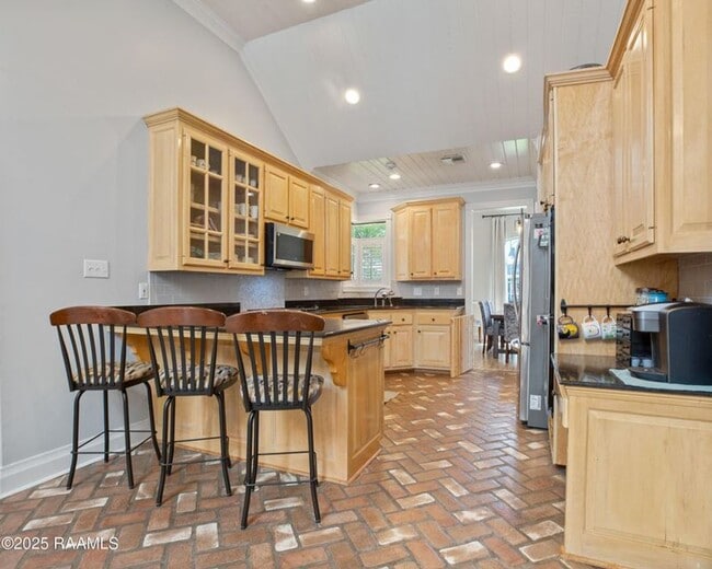 Building Photo - Beautifully updated 4-bedroom, 3-bath prop...