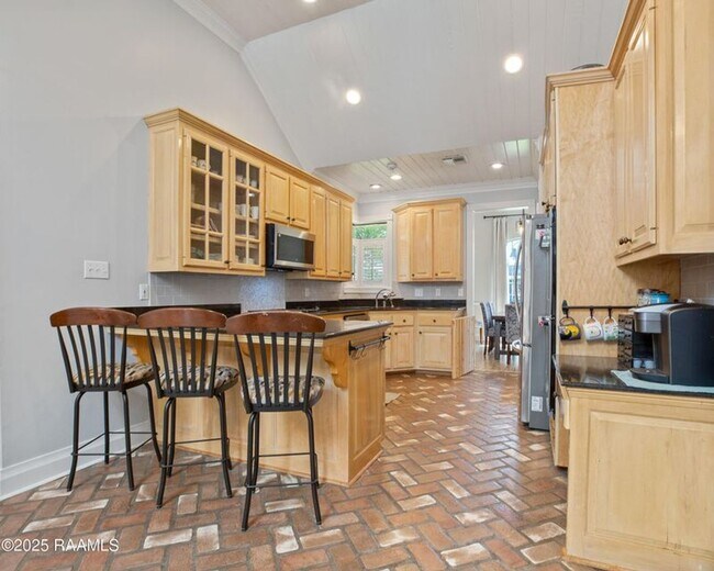 Foto del edificio - Beautifully updated 4-bedroom, 3-bath prop...