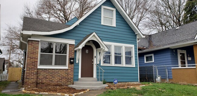 street view of house - 216 N Summit St