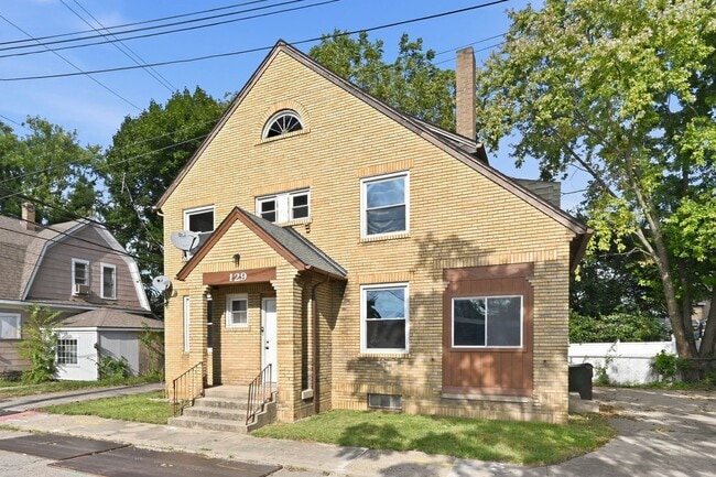 Building Photo - 129 S King St