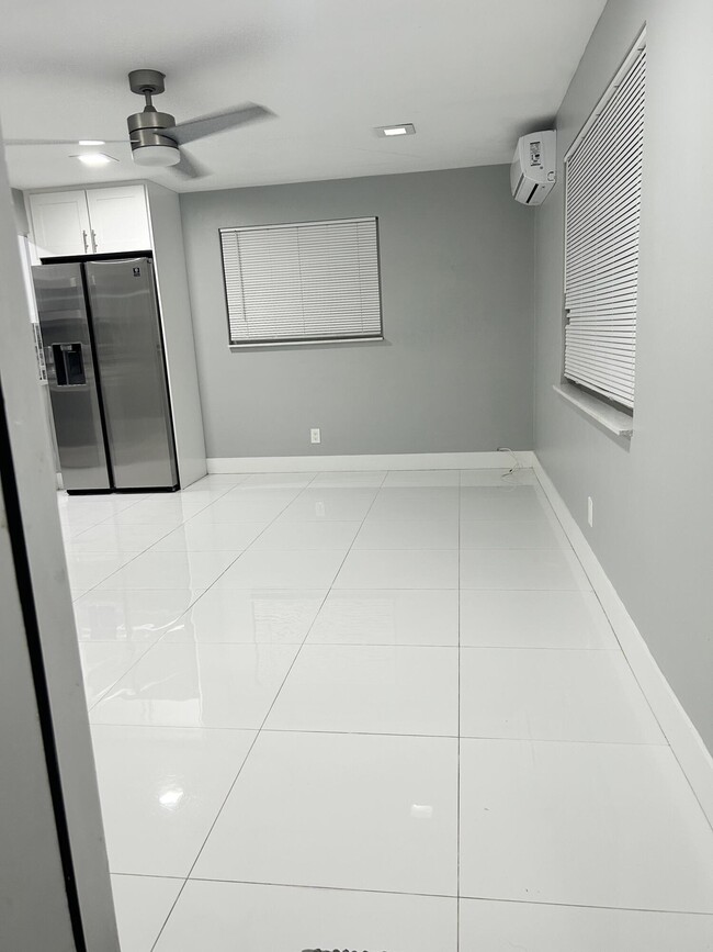 Building Photo - 721 NE 6th St