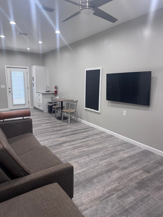 Foto del edificio - 6615 Tippin Ave