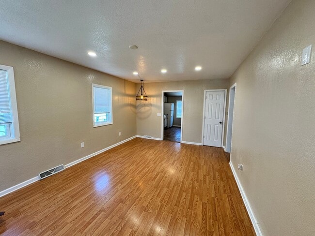 Building Photo - 3 Bedroom house in Davenport