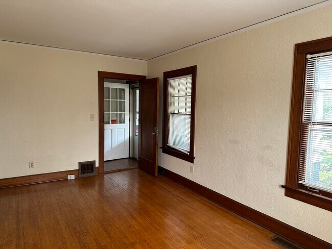 Building Photo - 206 Oak St